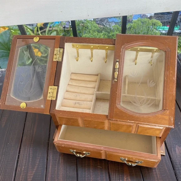 Jewelry box - Picture 2 of 2